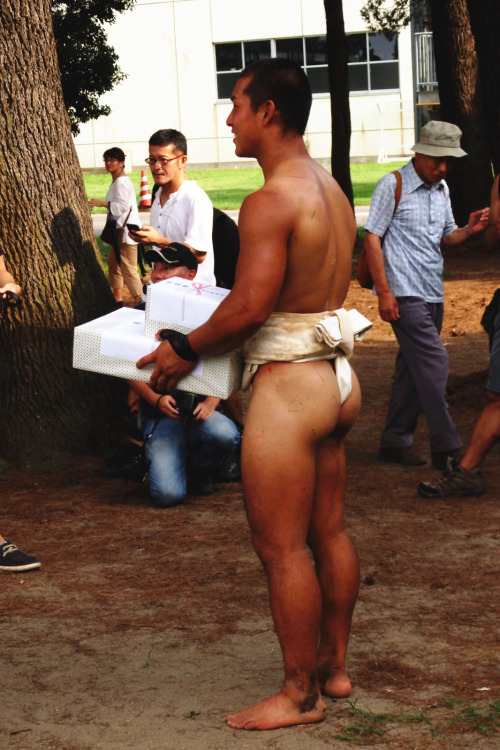 kublakong:  jockedjock:  Sumo!  I could get into sumo, I bet.