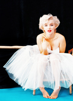 missmonroes:  Marilyn Monroe photographed