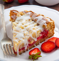 delicious-food-porn:  Strawberry Crumb Cake with Vanilla Glaze