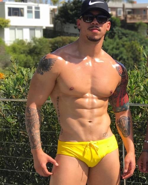 greenspeedos: I love a good tennis match (and a well  dressed player) and I love a well tatted 