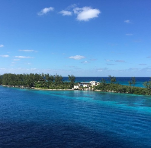 I Love the different shades of Blue water at Nassau. #bluewater #bluewaters #nassau #nassaubahamas #