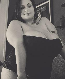 fyeahhousewifeswag-blog:   Taylor’s nude modelling for Juggmaster  