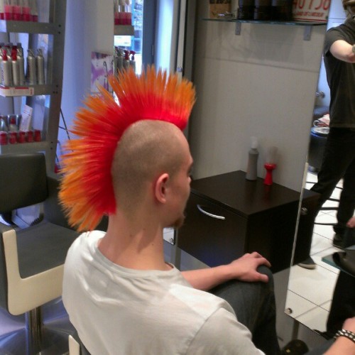 punkerskinhead:awesome bright red mohawk 