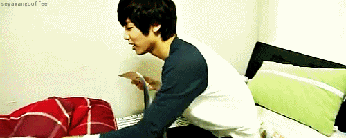cookiesnminhyuk:  Minhyuk getting comfy on his bed. (¬‿¬) 