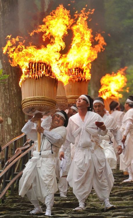 tinamotta: Fonte Pinterest , Fire Festival of Nachi, Wakayama. One of the three largest fire festiva
