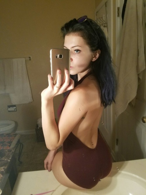 petravacastoned: Bathroom selfie whore