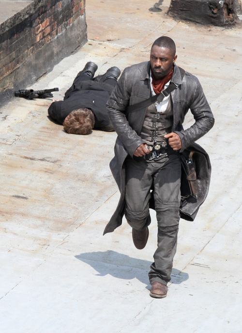 dailydris:Idris Elba on set as Roland Deschain in “The Dark Tower”(Faints.). (Again.)Seriously, ough