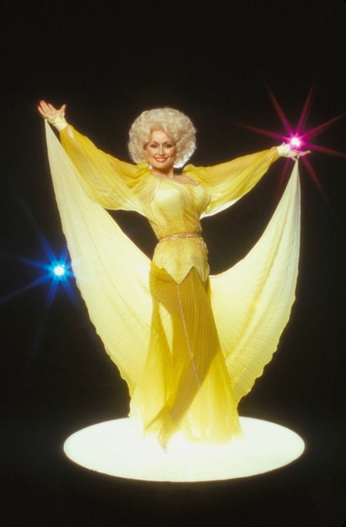 popgodz:twixnmix:Dolly Parton photographed by Harry Langdon, 1978.twixnmix:Dolly Parton photographed