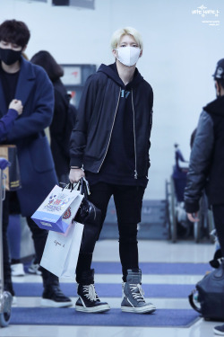 letmenoona:  ifntfashion:  WOOHYUN☆ Givenchy '17' Sweatshirt - 轸 ☆ Rick Owens 'Geo Basket' hi-top sneakers-񘐆 Image Credit: 빠담빠담     So basically what you’re telling me is that the outfit Woohyun wears to sit his ass on a plane is