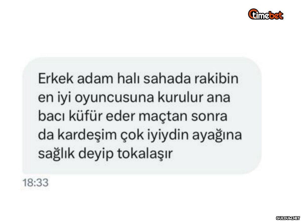 Erkek adam halı sahada...