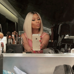 dailynicki:@nickiminaj: Grizz said when my hair is blonde, I act “blonde”.she’s bak bitch