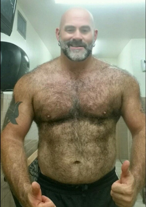 chinchoso:  daddyhuntapp:  What would you say to this Daddy to get two thumbs up?   Uuuummmm