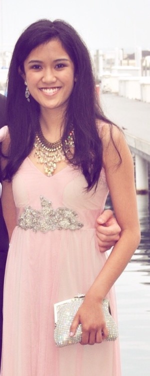 cubejello:Prom yesterday. I curled my hair but the weather was like “…no.”