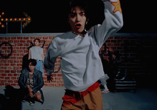 LEFT & RIGHT M/V