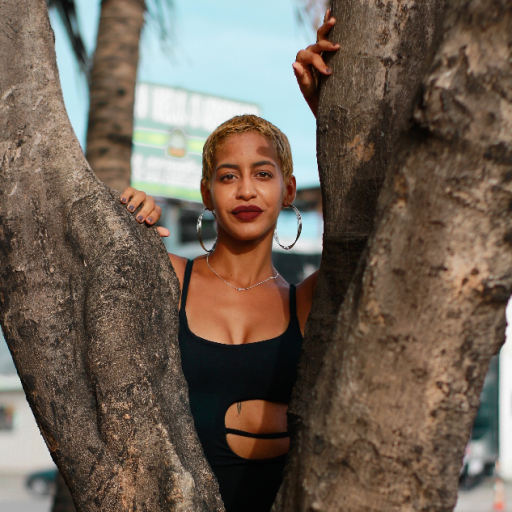 elucubrar:  “Não sou sempre simpática. Tudo bem, não saio por aí amando todo mundo que encontro pelo caminho, meus sorrisos não aparecem com facilidade, mas me importo com as pessoas.” — Jogos vorazes.  