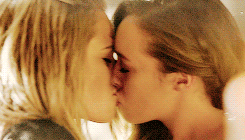anothergayshark:   clexa + kisses