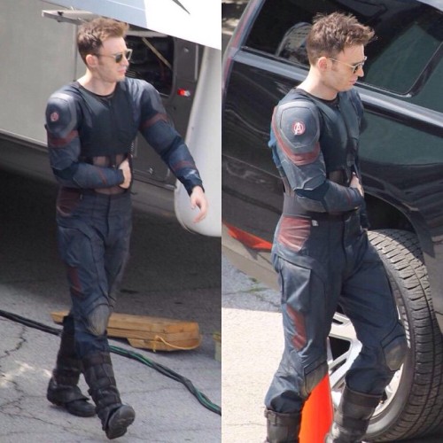moviefanjen:  teamcevans:  Chris on the set of #CaptainAmericaCivilWar 😏! #ChrisEvans #Chris #Evans #CaptainAmerica #Cevans #TeamCevans  I hope this delicious muffin didn’t hurt himself.  😍 elfinanna simchloe23
