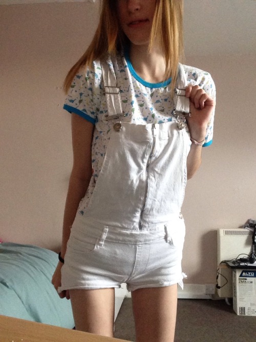 commit-and-submit: Dungarees over onesies make me feel so tiny  Wearing a small blue molicare undern