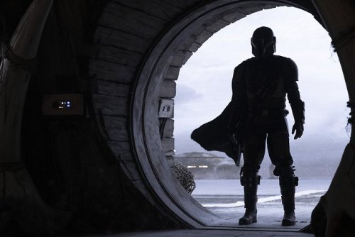 demifiendrsa: The Mandalorian logo and new photos. Series premieres on November 12, 2019 on Disney+.