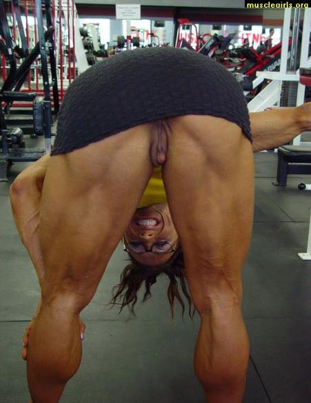 nudemusclegirls:  Flashing at the gym 