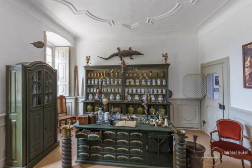 The historically reconstructed apothecary of the Seligenstadt Abbey. Four show rooms demonstrate how