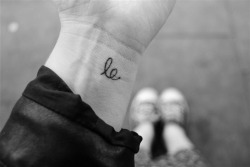 itsrobstenbieber:  Questo piccolo tattoo,ovvero “le”, significa “sorriso” in svedese, “felicità” in cinese e “ridere” in norvegese.