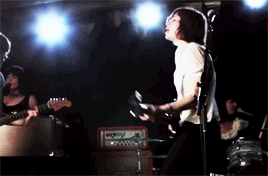 uptightcitizensbrigade:Carrie Brownstein + kicks#i wish she’d kick me in the face