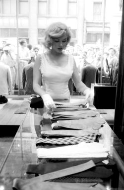 infinitemarilynmonroe:  Marilyn Monroe photographed