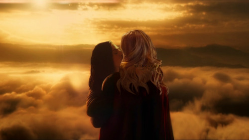 weinzapfel:Supergirl & Lena | Supercorp kiss in the sky