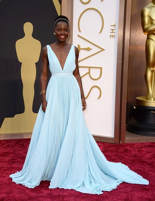 poorartists:   Lovely @Lupita_Nyongo on the red carpet tonight. #Oscars  Bow down…