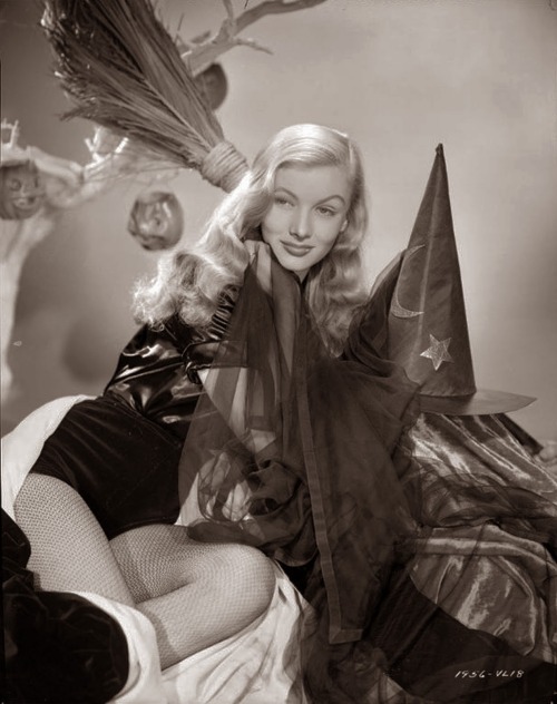 damsellover:  Bonus Halloween Pinup.  Veronica Lake.