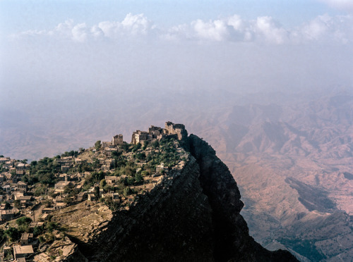 5centsapound:  Yumna Al-Arashi: The Hijab as Power: Explorations in Northern Yemen via lensculture: Al-Arashi, whose work typically revolves around women, nature, human rights, and feminism, has just produced a new series titled “Northern Yemen,”