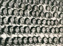 lumieredesroses:  Photographe anonyme. Jeunes filles nord-coréennes chantant la gloire de Kim-Il-Sung - Pyongyang, vers 1950 © Galerie Lumière des roses 