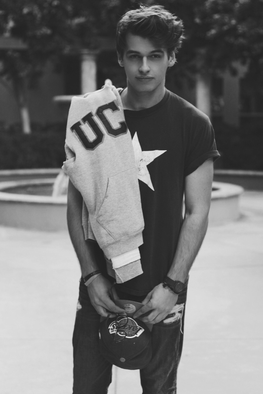 blakesteven:  A rare ‘no glasses’ photo of me.   Taken by davinasings