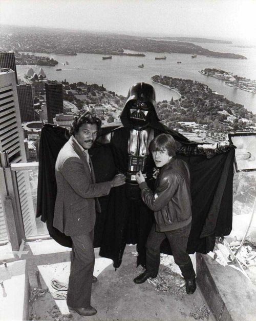 jady2007:www.facebook.com/itsmarkhamillMark Hamill and Billy Dee Williams with Darth Vader o