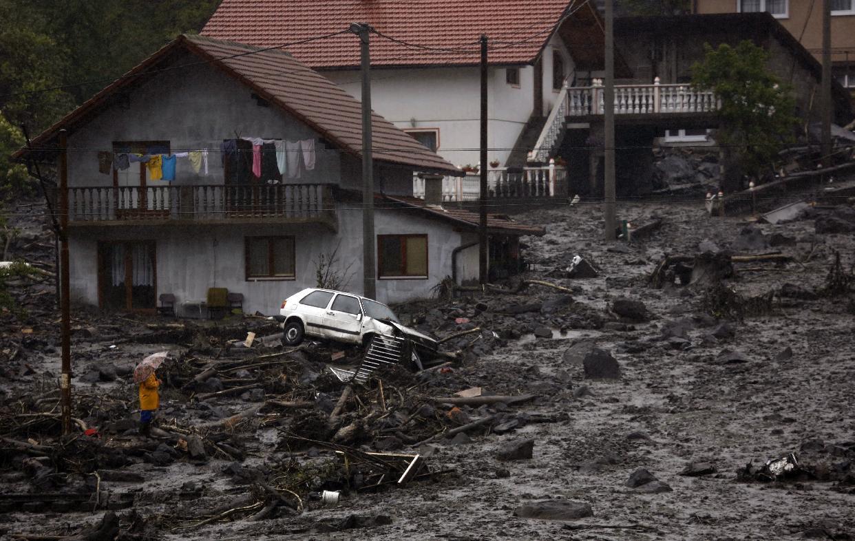 merosezah:  1. A Serbian rows a boat past flooded ambulance vehicles in the flooded