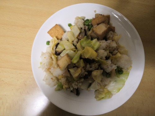 simple fried rice with leftover veggies (cabbage, shiitake), tofu and frozen peas. added soy sauce, 