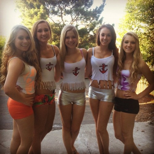 Young teen girls group selfies