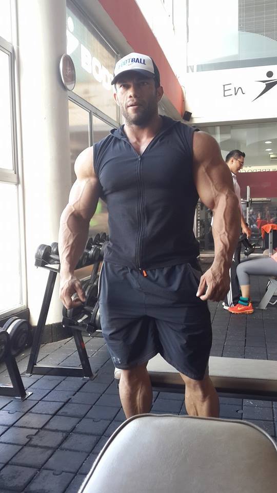 muscle-addicted:  Marco Cardona