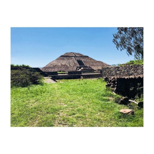 La pirámide del sol. . . #teotihuacan #mexico #indigenous #civilization #technology #architecture 