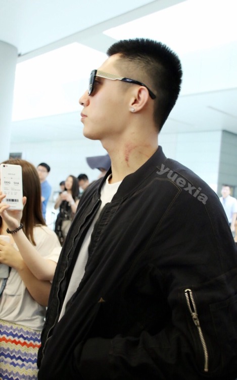 yuzhousky:  [170616][Shanghai → Xiamen]  (cr: on pic)  → That red mark on his neck maybe bcuz he practised jujitsu yesterday lol 