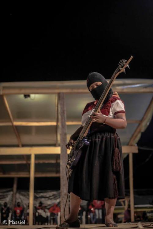 neomexicanismos: Luchadora Zapatista de la banda ‘Dignidad y Resistencia’ de Oventik, Ch