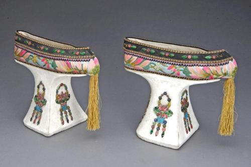 Manchu Chinese women&rsquo;s shoes, late 19th century