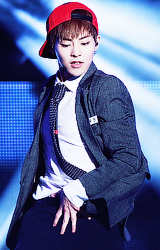 secrethideoutme:  Kim Minseok, his body touch