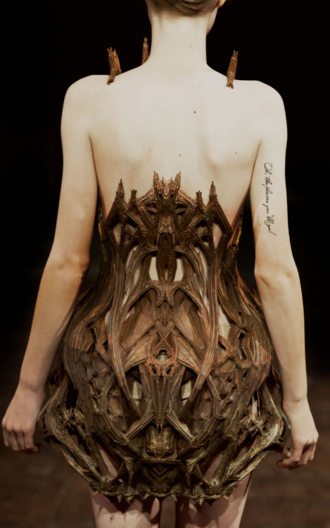 driflloon: Julia Nobis @ Iris Van Herpen SS12