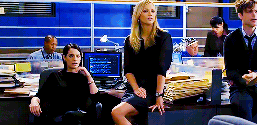 hope-mikaelson:Jemily + that really gay desk sitting thing