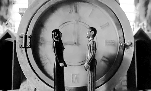 snowbarrie:  are we going to talk about the Addams Family clock?