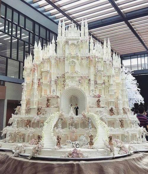 missblinguniverse: thehotgirlproject: tkon04: steampunktendencies: Ultimate castle wedding cakeby Le