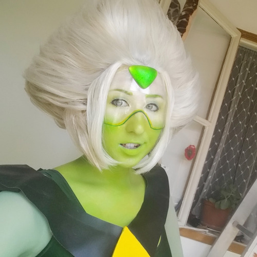 gekroent:  “Hello, people of the earth-country named ‘tumblr’!”  Gem is made by https://www.etsy.com/ca/shop/HamsterParade  But now my old armsocks don’t match the new paint ahhhh this project never ends!! 