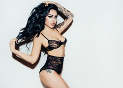 Silhouettegirls:  Gotta Go See @Britbarbette Photo By @Apartephoto